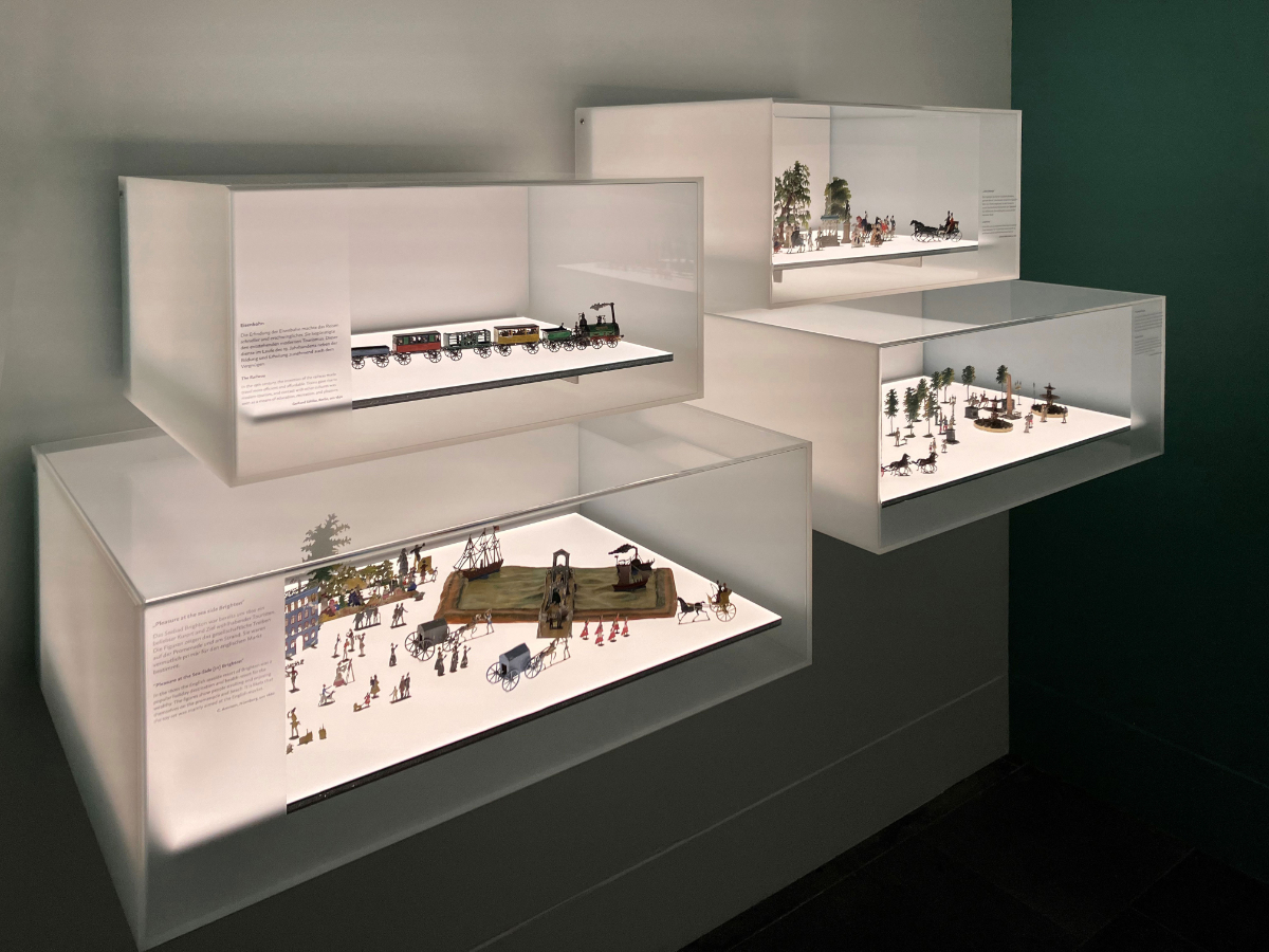 01_Germanisches_Nationalmuseum_vier_Vitrinen_beleuchtet_klein_web