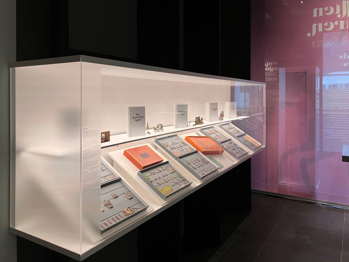 06_Germanisches_Nationalmuseum_lange_Vitrine_klein_web